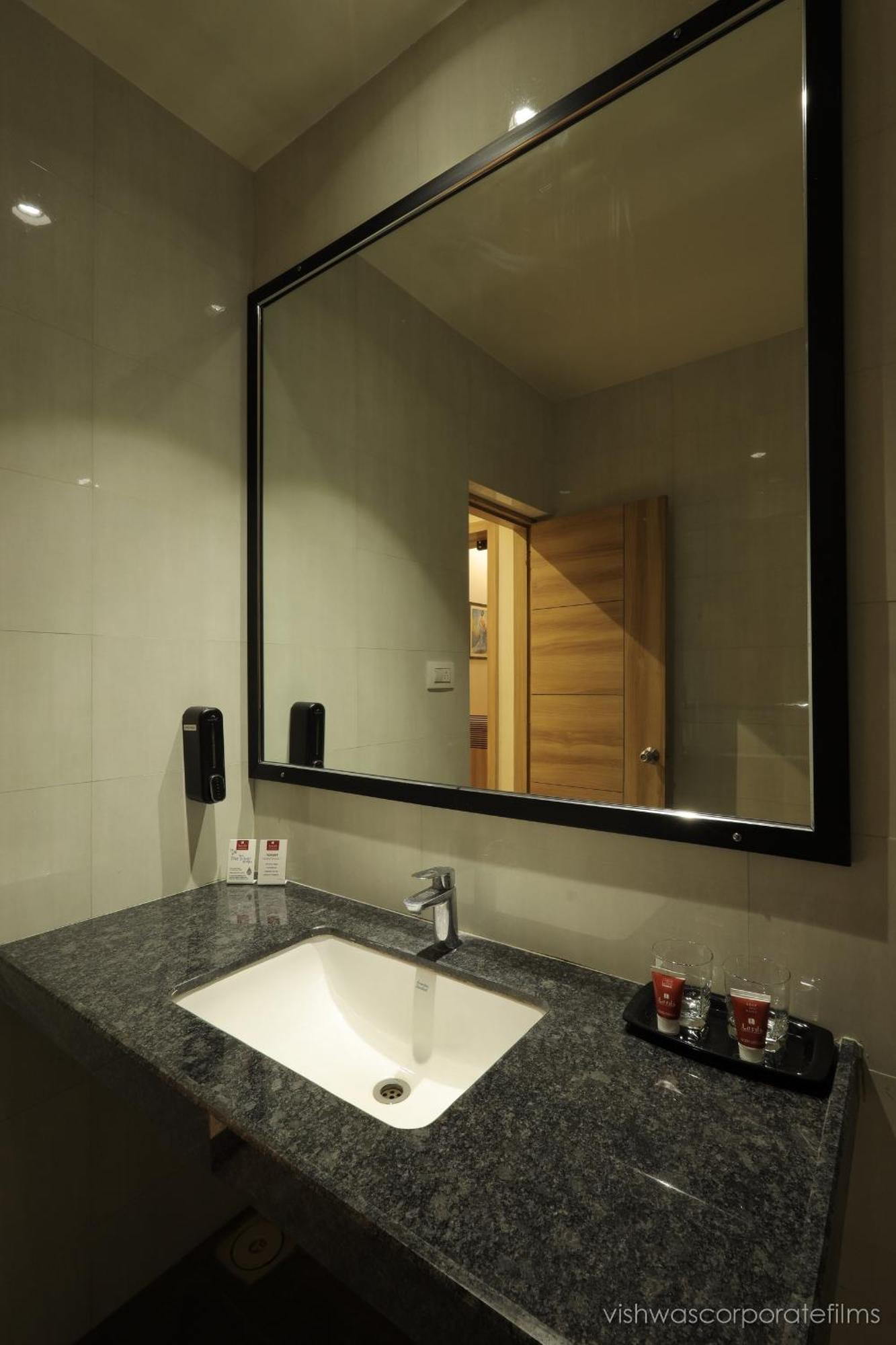 Rang Lords Inn Bharuch Екстер'єр фото