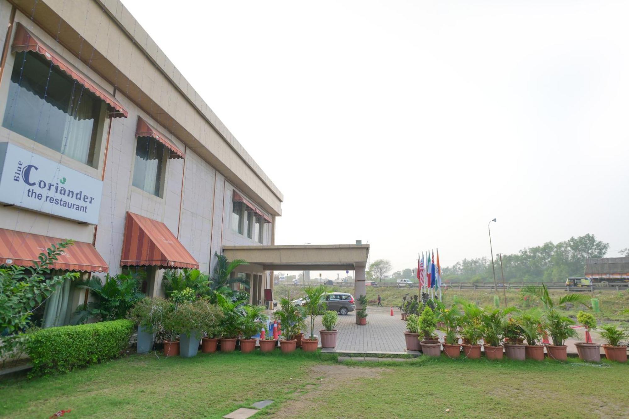 Rang Lords Inn Bharuch Екстер'єр фото